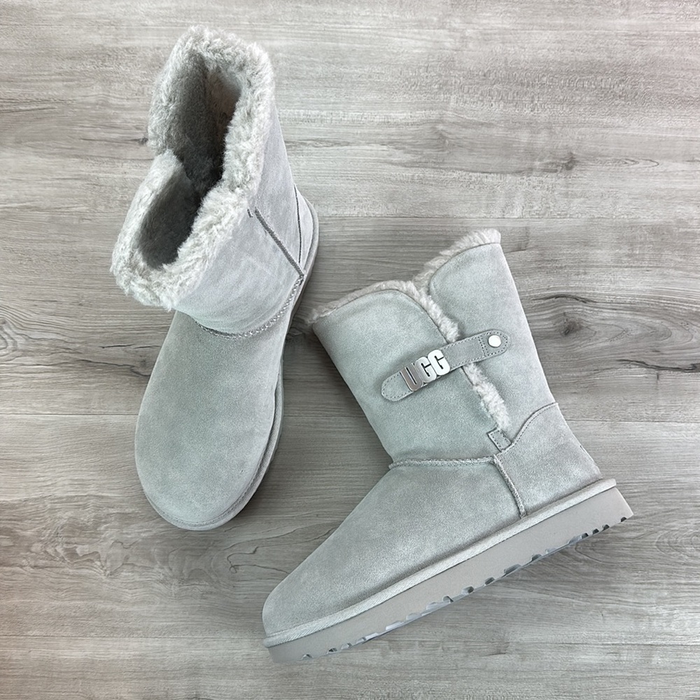 🍁 UGG 🍁 BAILEY UGG METAL GRAPHIC BOOTS